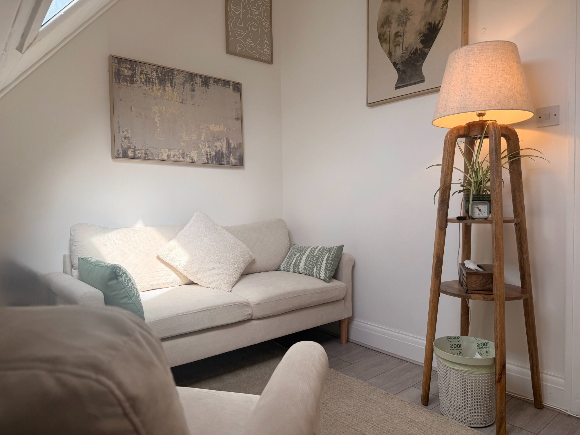 Psychotherapy Room – Inner Growth Pathways, Horsham, West Sussex Warm therapy room in Horsham, West Sussex a safe space for psychotherapy for anxiety, depression, trauma, lgbtq+ and neurodivergent adults